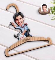 BK Gift Kişiye Özel Erkek Emlakçı Karikatürlü Standart Boy Ahşap Elbise Askısı-1