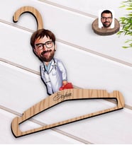 BK Gift Kişiye Özel Erkek Acil Tıp Teknisyeni Karikatürlü Standart Boy Ahşap Elbise Askısı-1
