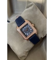 Özel Siyah Kutulu Kare Kadın Kol Saati Deri Kordonlu Rose Gold Lacivert Renkli Zirkon Taş Çevreli Yılbaşı Özel Hediyesi Sevdiğinize Sevgiliye Aileye Anneye Ablaya Eşe Hanıma Kardeşe Teyzeye Doğum Günü Yıl Dönümü Arkadaşa Sevgililer Günü