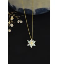 Papatya Silver 925 Ayar Kadın Beyaz Opal Taşlı Lotus Çiçeği Gümüş Kolye (Gold)