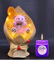 Led Işıklı Pembe Peluş Ayıcık Buketi & Kokulu Mum Hediye Seti (Mor)