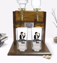 BK Gift Kişiye Özel Renkli Baskılı Hangimiz Sevmedik Çılgınlar Gibi Silüet Tasarımlı İkili Rakı Bardağı ve Çift Musluklu Doğal Ahşap Rakı Standı-8 (Model 1)