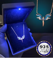 Işıklı Premium Kutusunda Zirkon Taşlı Tasarım Melek Kolye Hediyesi