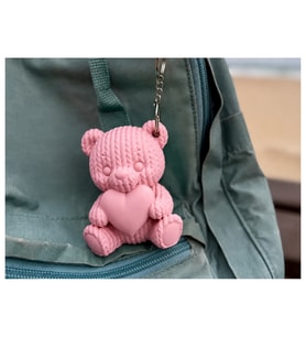 Alvera Kalpli Örgü Ayıcık Anahtarlık – 3D Baskı Sevimli Çanta Süsü-Pembe