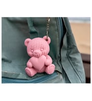 Alvera Kalpli Örgü Ayıcık Anahtarlık – 3D Baskı Sevimli Çanta Süsü-Pembe