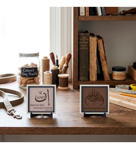Kıymetli ve Kalıcı Bir Hatıra: “Şüphesiz Allah, Sabredenlerle Beraberdir” Kaligrafisiyle Özel Deri Bismillahirrahmanirrahîm İkili Obje 10x10 cm, Açık Kahve - Yavru Ağzı