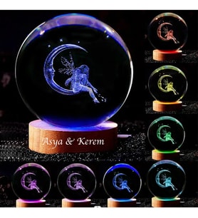 Kişiye Özel Işıklı Ahşap Kaideli Ay Yüzlü Melek Cam Küre 8cm*6cm