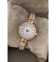 Minimal Zarif ve Şık Tasarımlı Taşlı Yuvarlak Kadran Rose Gold Renk Kadın Kol Saati İndirimli Kampanyalı Avantajlı Kuponlu Tarz Şık Garantili Tasarım Genç Lüks Trend Ucuz Anneye Kız Kardeşe Sevgiliye Sözlüye Nişanlıya Özel Doğum Günü Hediyesi Fırsat
