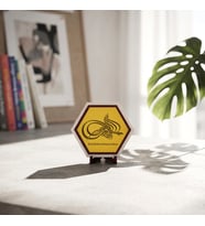 Minimalist Bismillah Yazılı Dekoratif Obje, Ofis ve Çalışma Alanlarınız İçin Şık, Özgün ve Manevi Değeri Yüksek Bir Süs 10x10 cm, Sarı