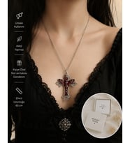Kırmızı Kelebek Detaylı Gotik Haç Kolye – Unisex Vintage Stil Zincir Kolye
