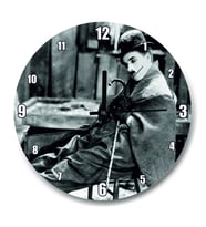 Cakatablo Charlie Chaplin Ayakları Soba İçinde Uyuyor Duvar Saati