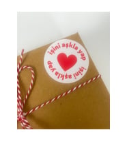 Işini Aşkla Yap Yuvarlak Kalpli Kırmızı 4 Cm Yapışkanlı Sticker 100 Adet