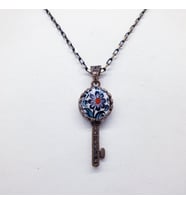 el yapımı iznik çinili mine çiçeği motifli anahtar model bayan bronz kolye