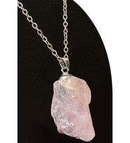 Sertifikalı Ham İşlenmemiş Pembe Kuvars Taşı Kolye (Çok Renkli)