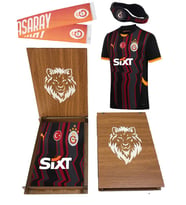 Galatasaray Puma Lisanslı 2024/2025 5 Yıldızlı Alternatif Forma Atkı ve Bileklik Hediyelik Ahşap Kut (Siyah)