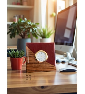 Classic Ceviz & Epoksi Masa Saati – Altın Kaplama Quartz Mekanizma – El Yapımı Tasarım (15x15 cm) (Kırmızı)
