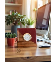 Classic Ceviz & Epoksi Masa Saati – Altın Kaplama Quartz Mekanizma – El Yapımı Tasarım (15x15 cm) (Kırmızı)