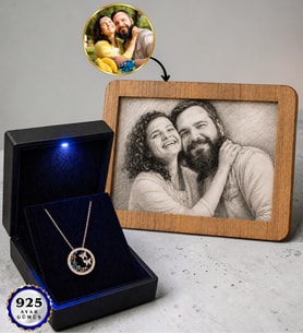 Premium Işıklı Kutuda 925 Ayar Gümüş Kelebek Yuvası Taşlı Kolye ve Kişiye Özel Karakalem Çerçeve Seti