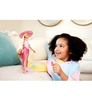 Barbie Mayosu Ve Plaj Temalı Aksesuarları Olan Sarışın Bebek, Pembe Ve Beyaz Mayosu, Şapkası, El Çan (Çok Renkli)