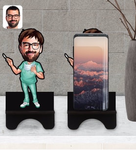 BK Gift Kişiye Özel Erkek Cerrah Karikatürlü Ahşap Biblo Telefon Standı-1