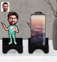 BK Gift Kişiye Özel Erkek Cerrah Karikatürlü Ahşap Biblo Telefon Standı-1