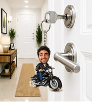 Kişiye Özel Motorcu Karikatürlü Anahtarlık – Fotoğraftan Motosiklet Temalı Mini Karakter
