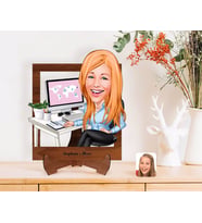 BK Gift Kişiye Özel Kadın Genel Müdür Karikatürlü Ahşap Standlı 3D Biblo-1 (Beyaz)