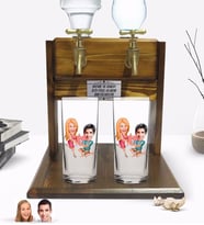 BK Gift Kişiye Özel Sevgililer Tasarımlı İkili Rakı Bardağı ve Çift Musluklu Doğal Ahşap Rakı Standı-19 (Model 1)