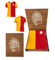  Galatasaray Lisanslı Erkek Match Day Polo T-shirt Aslan Ahşap Kutulu (Sarı-Kırmızı)