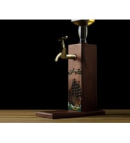 BK Gift Kişiye Özel Kabartma İsimli Tarihli Pirates Ship Tasarımlı Musluklu Ceviz Ahşap Şarap Standı-7, Viski Çeşmesi, Babaya Hediye, İçecek Dispenseri