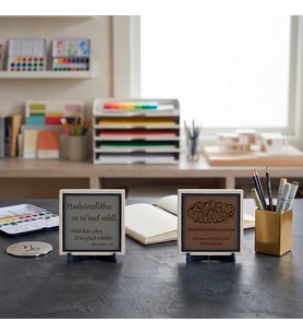 Aydınlık Salonlar, Pencere Kenarları ve Minimalist Mekânlar İçin Tevekkül Ayeti Tasarımı ve Damla Hat Meâlli Besmele Takımı 10x10 cm, Açık Kahve - Kül Gri
