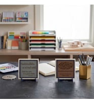 Aydınlık Salonlar, Pencere Kenarları ve Minimalist Mekânlar İçin Tevekkül Ayeti Tasarımı ve Damla Hat Meâlli Besmele Takımı 10x10 cm, Açık Kahve - Kül Gri