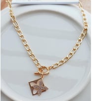 Yonca Model Gold Renk Kolye 2