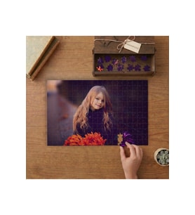 Çiçeklerin Arasında Güzel Sarışın Küçük Kız Tasarımı 240 parça Ahşap Puzzle Ahşap Kutuda MP02005