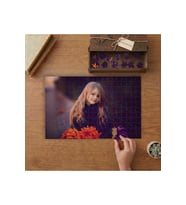 Çiçeklerin Arasında Güzel Sarışın Küçük Kız Tasarımı 240 parça Ahşap Puzzle Ahşap Kutuda MP02005