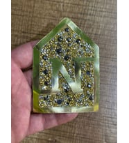 9X6 CM ÜTÜ İLE YAPIŞAN N HARFLİ ARMA TAŞLI DİKİŞ APLİKE