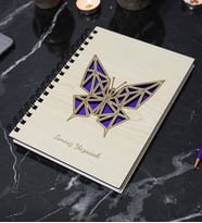 Kişiye Özel Kelebek Desenli Ahşap Kapaklı Defter - Ajanda - İsme Özel - A5 60 Yaprak (120 SAYFA) Hediyelik (Mor)