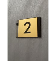Yönline Minimal Gold Tasarım Apartman Kapı Numarası