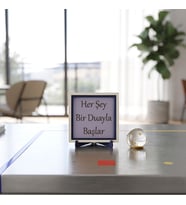 “Her Şey Bir Duayla Başlar” Yazılı Standlı Dekoratif Obje, Dua ve Güzel Başlangıçları Simgeleyen Masa Süsü 10x10 cm