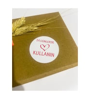 İyi Günlerde Kullanın Kırmızı Yazılı Ortası Kalpli Yuvarlak Yapışkanlı Etiket 4x4 cm 120 adet
