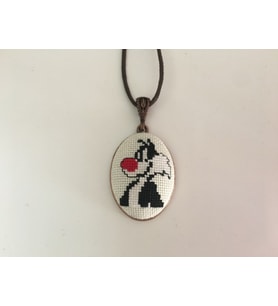 Kadın Erkek Çocuk Silvestre İşlemeli Kanaviçe Kolye - Anahtarlık ( Sylvester )
