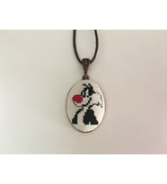Kadın Erkek Çocuk Silvestre İşlemeli Kanaviçe Kolye - Anahtarlık ( Sylvester )
