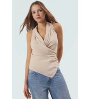 Yazlık Modal Bluz; V Yaka; Fitted; Melfi Dokuma Günlük Kullanım İçin Rahat Ve Şık Seçkin Malzeme (Bej)