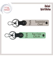 Milli Temalı Kişisel Armağan – İsim Yazılabilir Türk Yazısı Anahtarlık x2, Pudra-Yeşil (Çok Renkli)