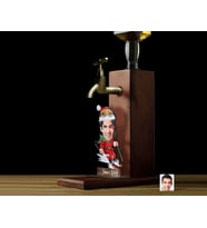 BK Gift Kişiye Özel Erkek Yılbaşı Karikatürlü Musluklu Ahşap Viski Standı-1, Viski Çeşmesi, Doğum Günü Hediyesi, İçecek Dispenseri
