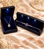 925 Ayar Gümüş Kadın Takı Seti Gold Kalpli Yonca Kolye ve Mor Ametist Taşlı Lotus Bileklik Işıklı Kutulu