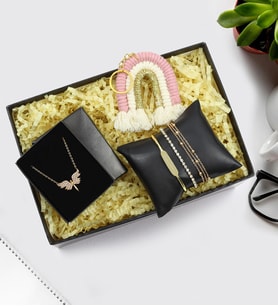 Gold Renk Çelik Bileklik & Gold Renk Su Yolu Bileklik & Gold Bileklik & Gold Renk Melek Kolye & Gökkuşağı Anahtarlık Hediye Seti