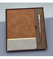 Altın Şeritli Taba Deri Defter - Kahverengi Roller Kalem - Kutulu Özel Hediye Seti