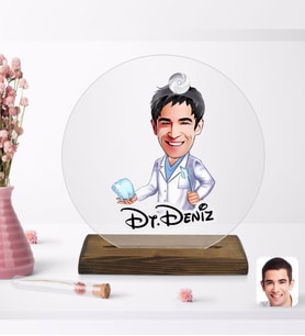 BK Gift Kişiye Özel Erkek Diş Hekimi Karikatürlü Yuvarlak Ahşap Standlı Biblo-3