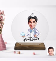 BK Gift Kişiye Özel Erkek Diş Hekimi Karikatürlü Yuvarlak Ahşap Standlı Biblo-3